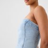 Axelbandslös denim cropped topp