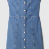 Axelbandslös miniklänning i denim