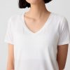 GapFit Breathe T-shirt med V-ringad GapFit Breathe T-shirt med V-ringad