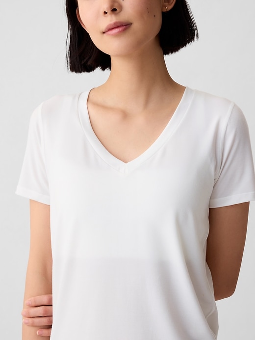 GapFit Breathe T-shirt med V-ringad GapFit Breathe T-shirt med V-ringad