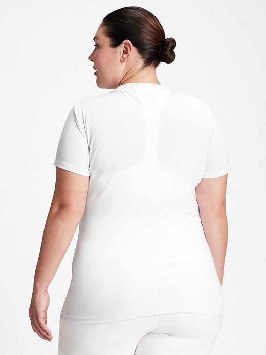 GapFit Breathe T-shirt med V-ringad GapFit Breathe T-shirt med V-ringad