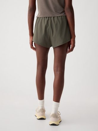 GapFit Mid Rise Dolphin löparshorts