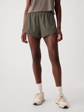 GapFit Mid Rise Dolphin löparshorts