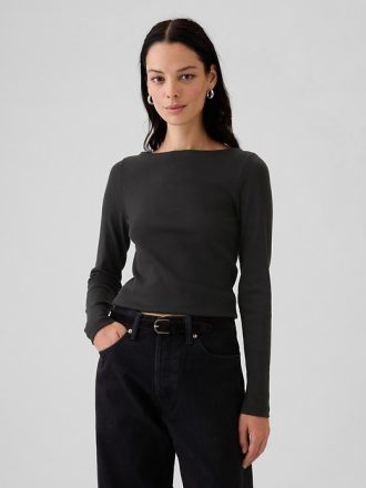 Modern T-shirt med ribborad båthals