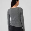 Modern T-shirt med ribborad båthals Modern T-shirt med ribborad båthals
