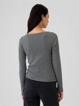 Modern T-shirt med ribborad båthals