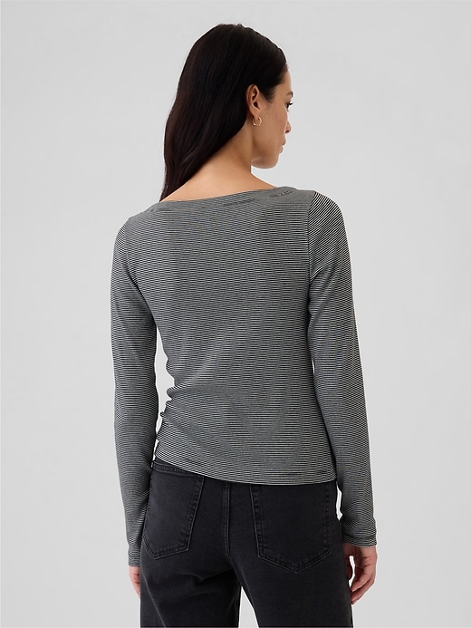 Modern T-shirt med ribborad båthals Modern T-shirt med ribborad båthals