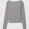 Modern T-shirt med ribborad båthals Modern T-shirt med ribborad båthals