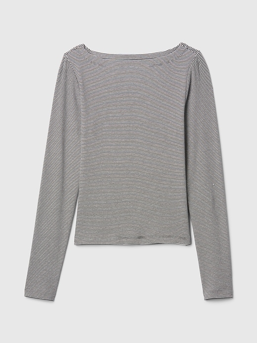 Modern T-shirt med ribborad båthals Modern T-shirt med ribborad båthals