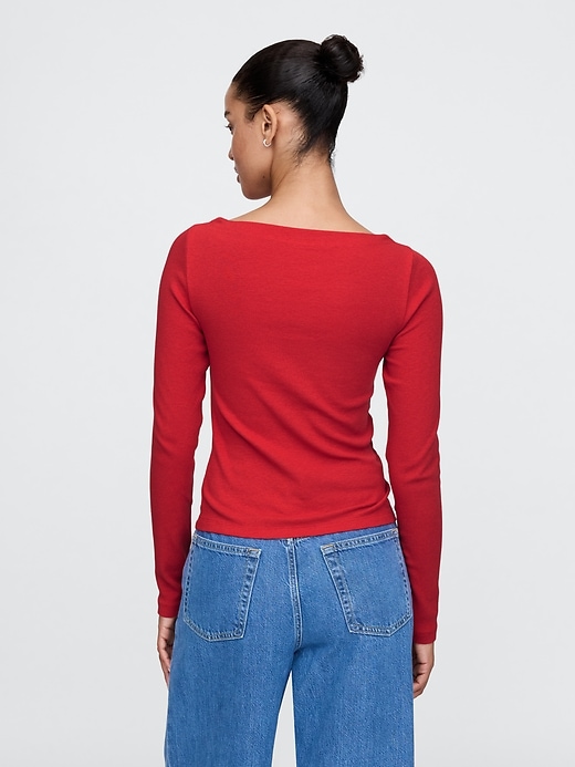 Modern T-shirt med ribborad båthals Modern T-shirt med ribborad båthals