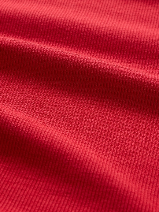 Modern T-shirt med ribborad båthals Modern T-shirt med ribborad båthals