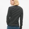 Modern T-shirt med tratthalsad ribba Modern T-shirt med tratthalsad ribba