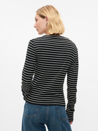 Modern T-shirt med tratthalsad ribba