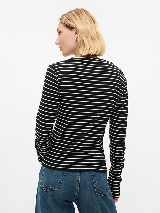 Modern T-shirt med tratthalsad ribba Modern T-shirt med tratthalsad ribba