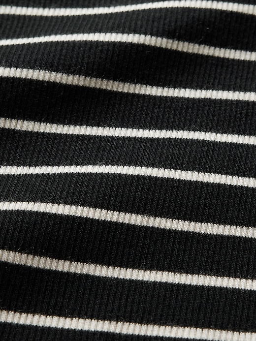 Modern T-shirt med tratthalsad ribba Modern T-shirt med tratthalsad ribba