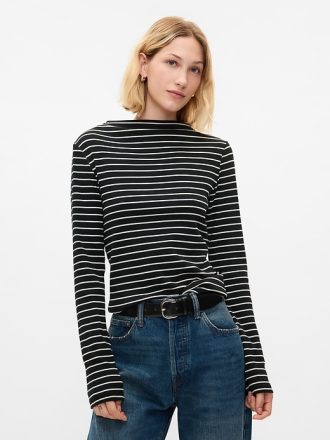 Modern T-shirt med tratthalsad ribba