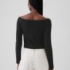 Modern beskuren off-shoulder T-shirt Modern beskuren off-shoulder T-shirt