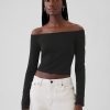 Modern beskuren off-shoulder T-shirt Modern beskuren off-shoulder T-shirt