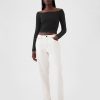 Modern beskuren off-shoulder T-shirt Modern beskuren off-shoulder T-shirt