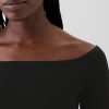 Modern beskuren off-shoulder T-shirt Modern beskuren off-shoulder T-shirt