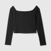 Modern beskuren off-shoulder T-shirt Modern beskuren off-shoulder T-shirt
