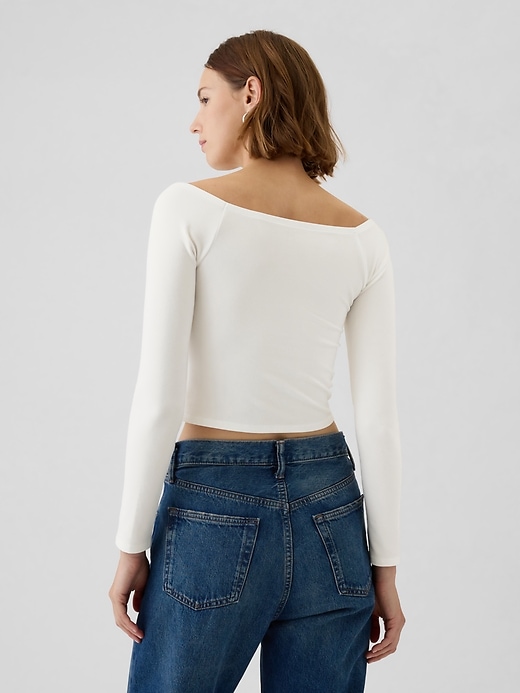 Modern beskuren off-shoulder T-shirt Modern beskuren off-shoulder T-shirt