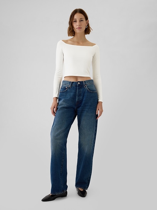 Modern beskuren off-shoulder T-shirt Modern beskuren off-shoulder T-shirt