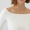 Modern beskuren off-shoulder T-shirt Modern beskuren off-shoulder T-shirt