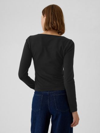 Modern t-shirt med fyrkantig hals
