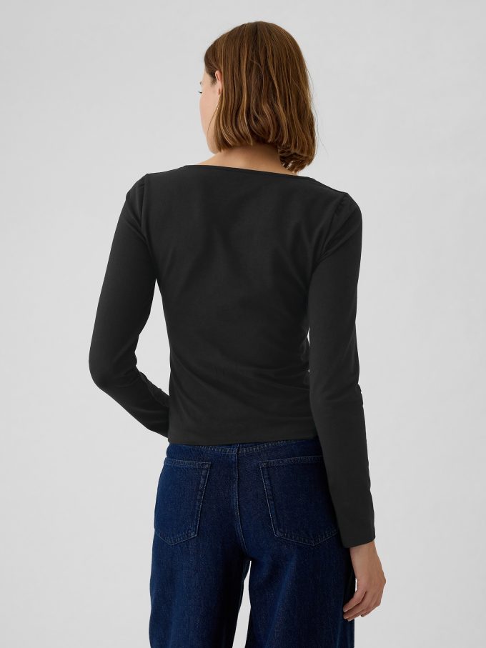 Modern t-shirt med fyrkantig hals