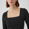 Modern t-shirt med fyrkantig hals