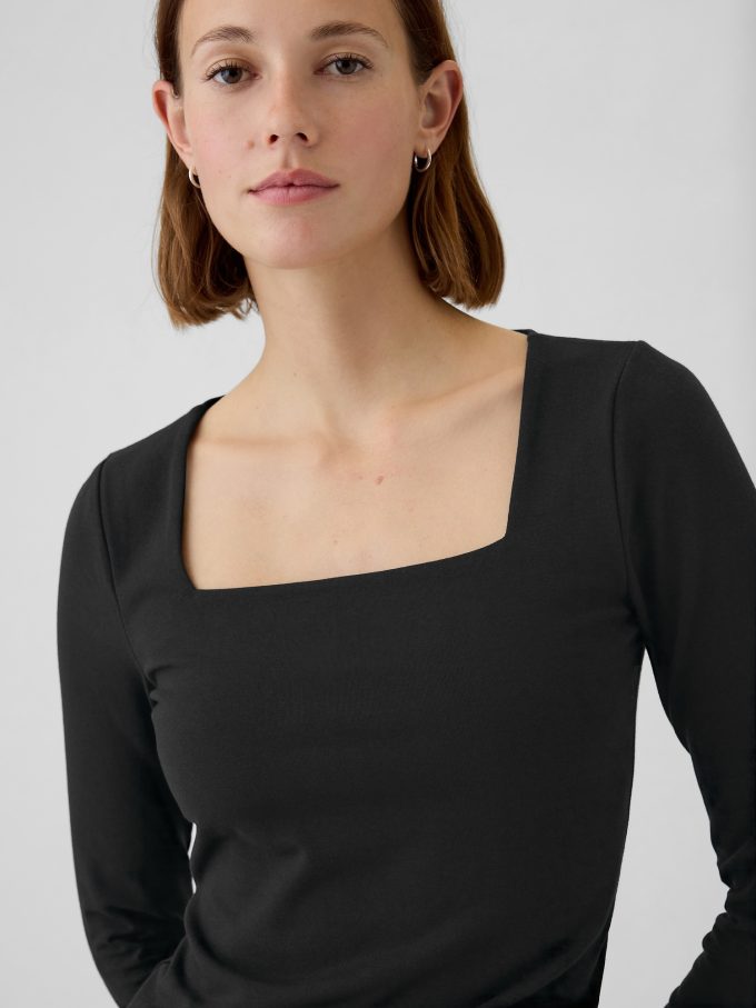 Modern t-shirt med fyrkantig hals