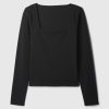 Modern t-shirt med fyrkantig hals