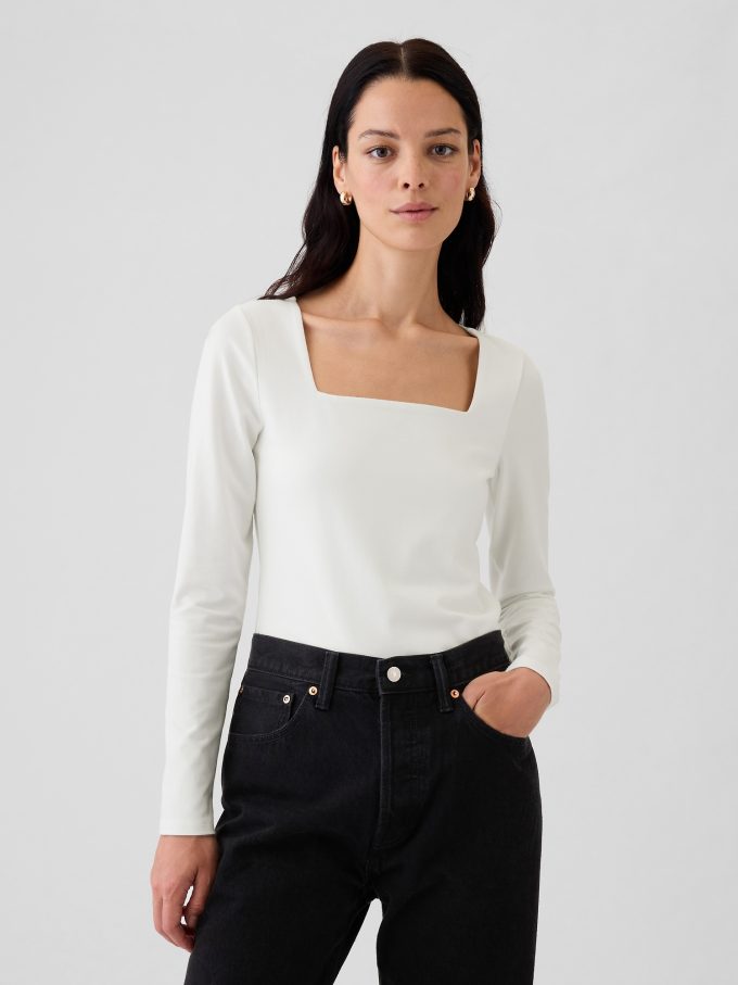 Modern t-shirt med fyrkantig hals