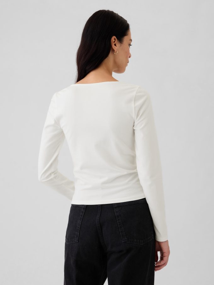 Modern t-shirt med fyrkantig hals