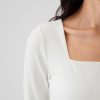 Modern t-shirt med fyrkantig hals