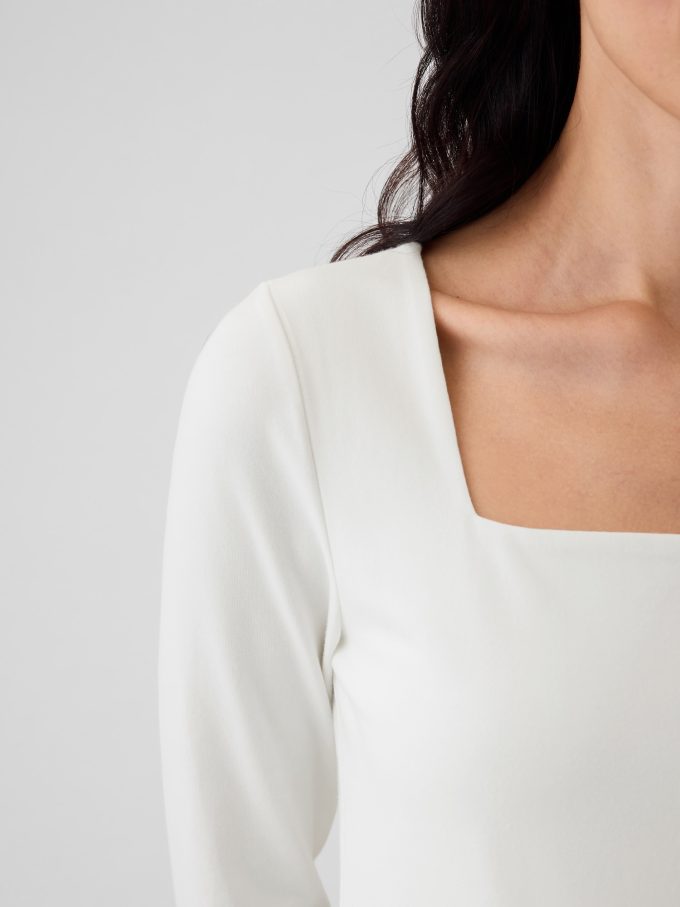 Modern t-shirt med fyrkantig hals