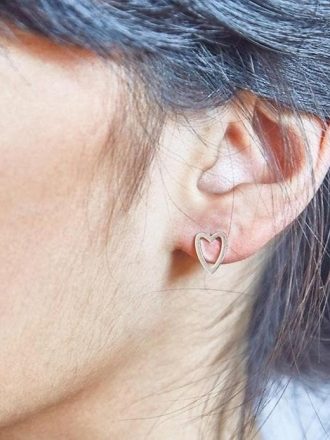 Silver Heart Outline Stud örhängen
